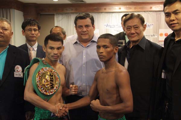 Тайский боксер наступает на пятки Мейвезеру